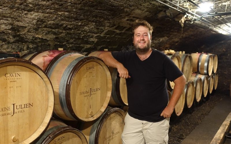 Étienne Julien, do Domaine Julien na sala de barrica