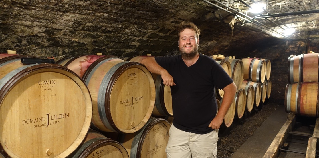 Étienne Julien, do Domaine Julien na sala de barrica