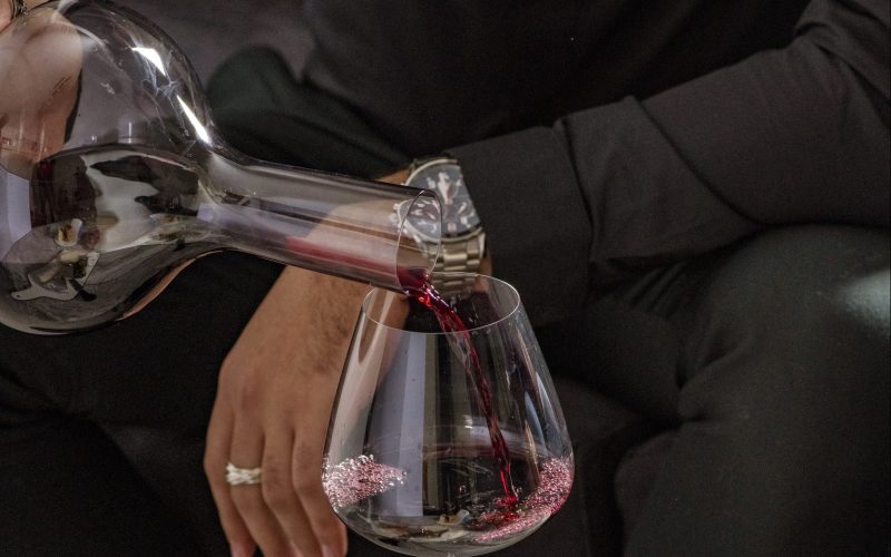 Homem usando decanter grassl glass