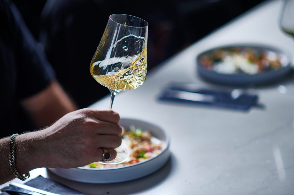 Taça com vinho branco
